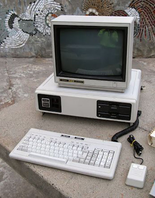 کامپیوتر قدیمی Tandy 2000