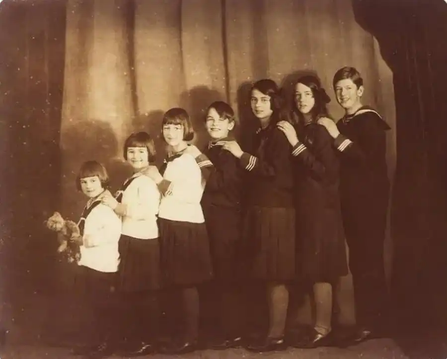 The real von Trapp children in the 1920s | historical family photo