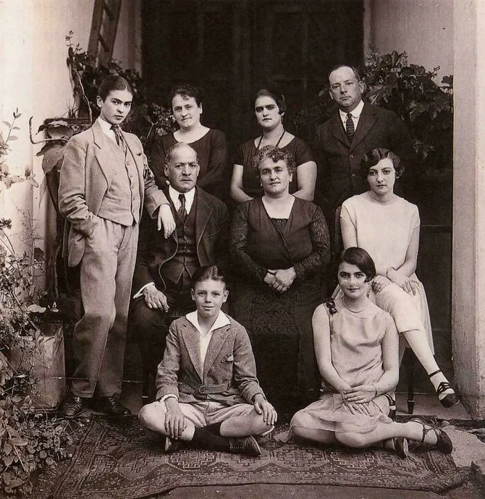 Frida Kahlo wearing a men’s suit in a family portrait (1924) | historical photo