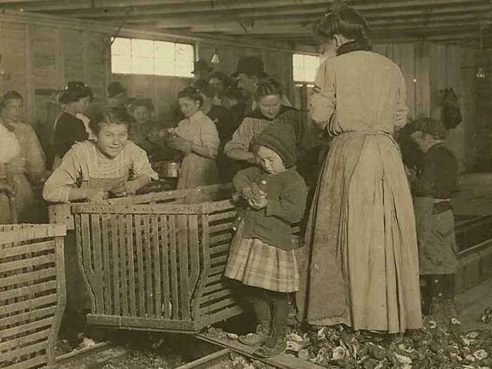 عکس کار کودک در کارخانه صدف دانبار ۱۹۱۱ | Child labor oyster factory Dunbar 1911