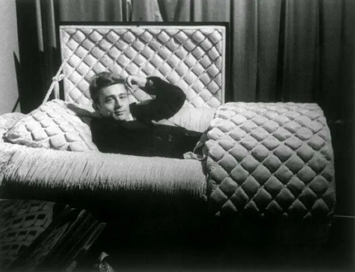 جیمز دین درون تابوت در فیرمونت، ۱۹۵۵ | James Dean in Coffin Fairmount 1955