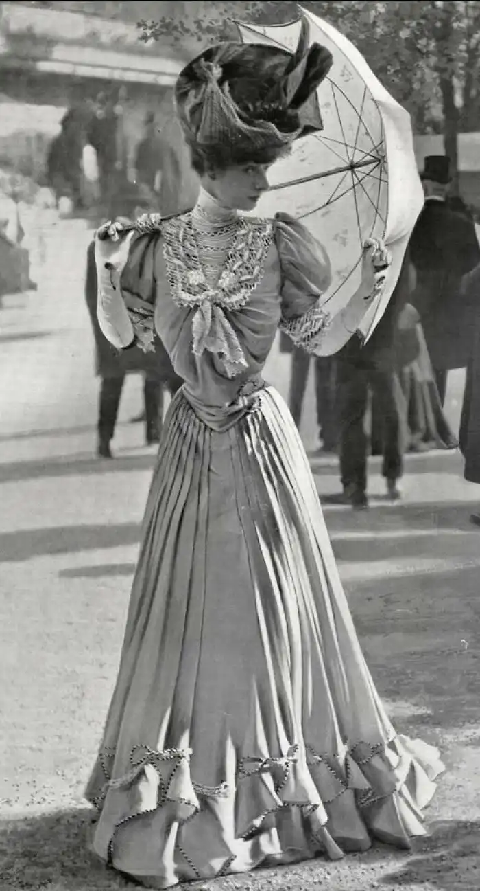 زن شیک‌پوش در پیست اسب‌دوانی لان‌شامپ پاریس ۱۹۰۵ با چتر و لباس ویکتوریایی | victorian fashion woman with parasol photo