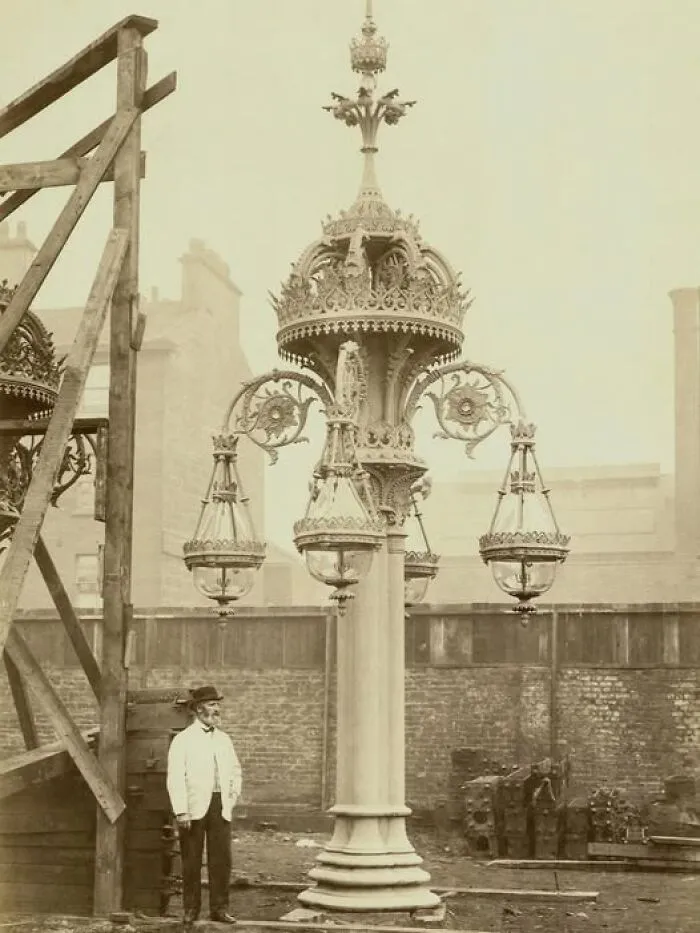مردی کنار چراغ خیابانی عظیم در گلاسگو، حدود ۱۸۹۰ | ornate victorian street lamp glasgow photo
