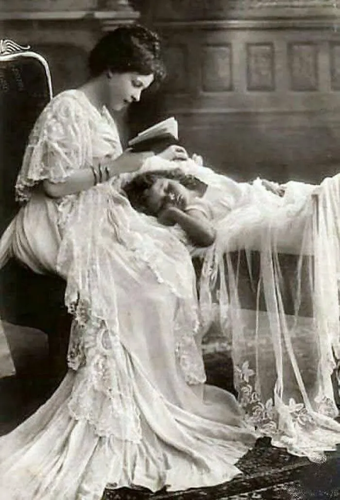 مادر و دختر در حال خواندن در سال ۱۹۰۰ | mother reading to her daughter 1900 photo