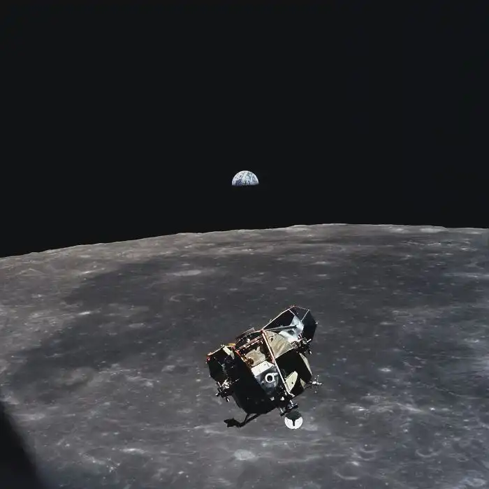 ماژول ماه‌نشین آپولو ۱۱ و زمین در پس‌زمینه | Apollo 11 lunar module and Earth in background