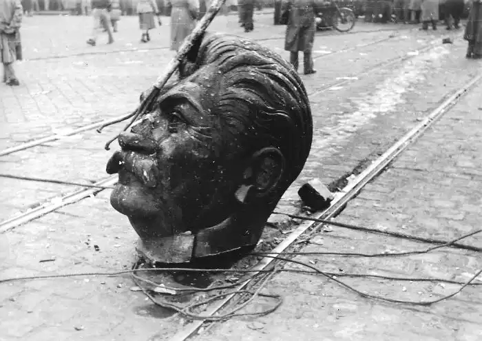 سرِ سرنگون‌شدهٔ مجسمهٔ استالین در بوداپست ۱۹۵۶ | Stalin statue head Budapest 1956
