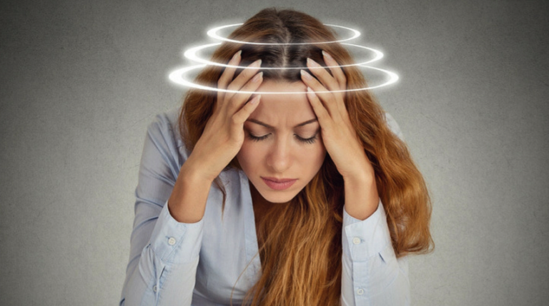 چرا گاهی احساس سبکی سر می‌کنیم؟ دلایل و روش‌های درمان Lightheadedness