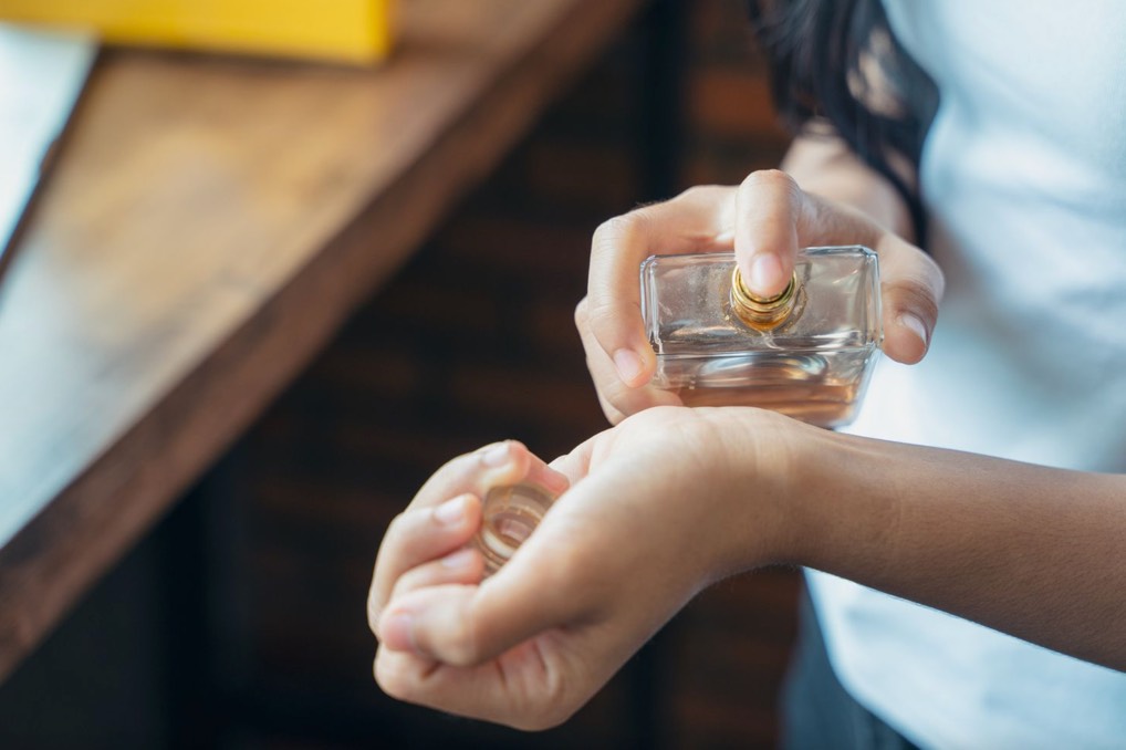 اسپری عطر روی نبض