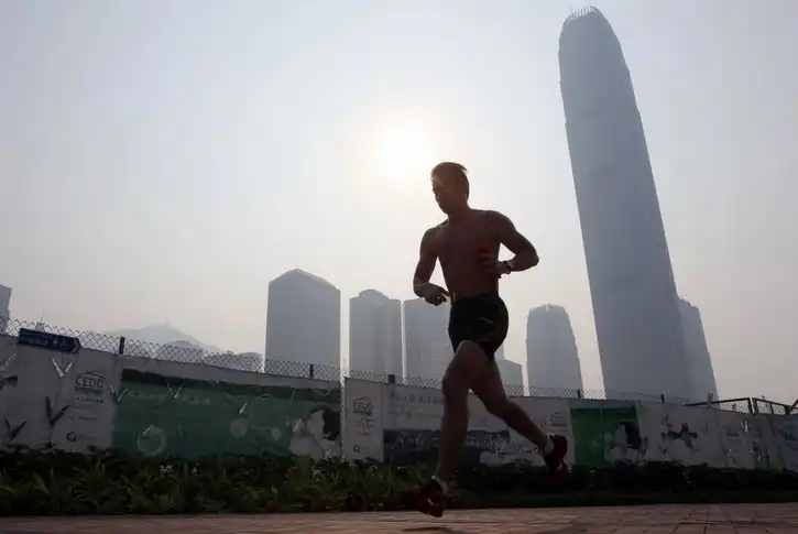 What is the best time to exercise on polluted days
