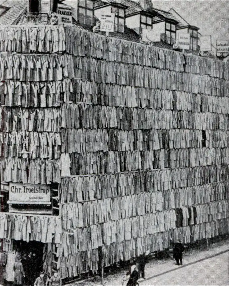 عکس دیوار پوشیده از کت‌ها در کپنهاگ، ۱۹۳۶ | Christian Troelstrup coat wall display in Copenhagen, 1936