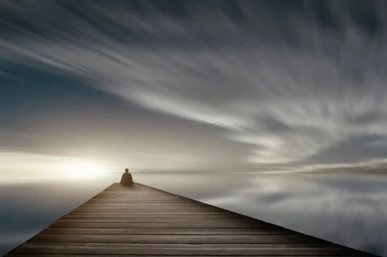 ۱۰ تفاوت میان انزوای خلاقانه نویسندگان و انزوای بیمارگونه | 10 Differences Between Creative Solitude and Pathological Isolation