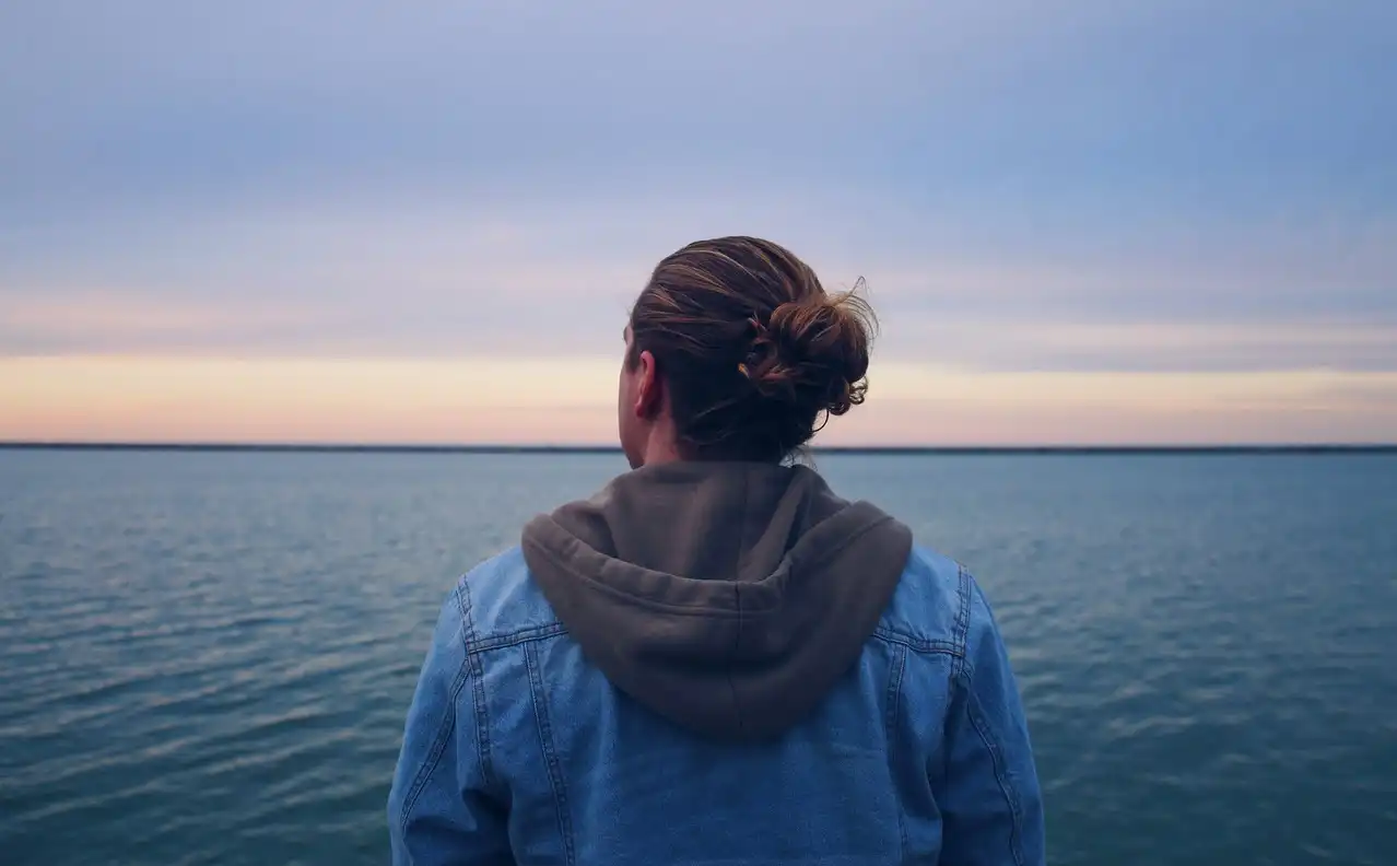 تفاوت تنهایی انتخابی و تنهایی ناخواسته در عصر دیجیتال | 10 Differences Between Voluntary Solitude and Involuntary Loneliness